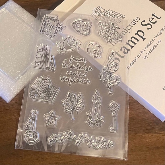 Illumicrate Exclusive Knowledge is Power Dark Academia Stamp Set - Picture 4 of 12